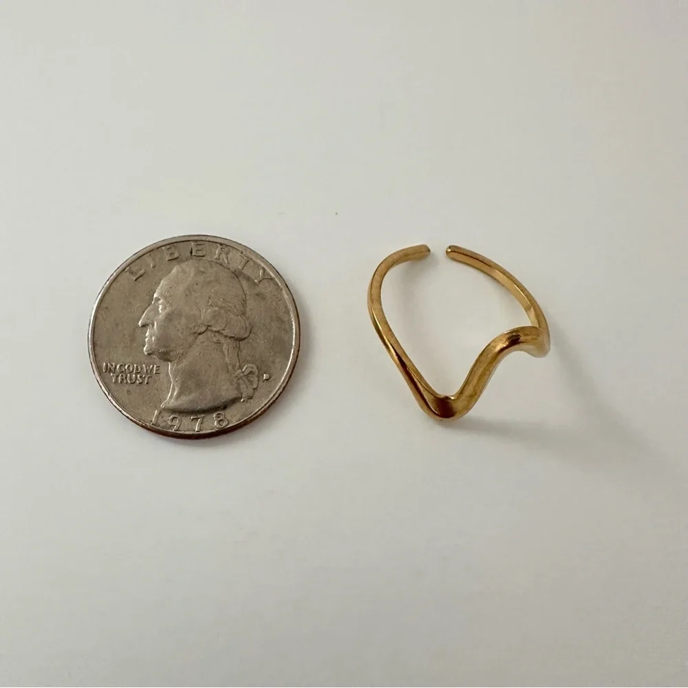 Fashion Jewelry Elegant Gold Wave Ring
